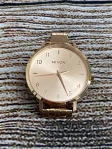 Nixon arrow store watch